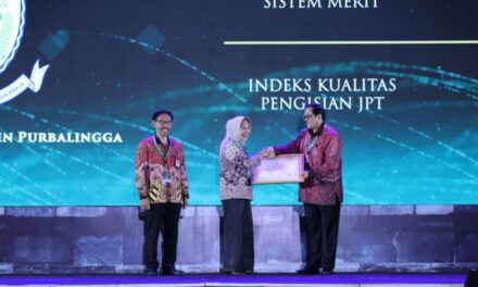 Manajemen ASN Dinilai Baik, Bupati Tiwi Terima Penghargaan Anugerah Meritokrasi 2023
