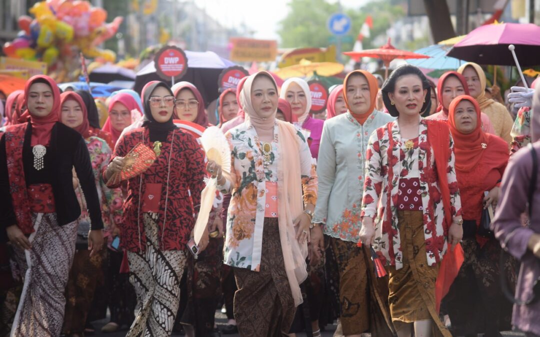 Peringati Hari Ibu, Bupati Tiwi Ikuti Parade Berkebaya Bersama 3551 Perempuan Purbalingga