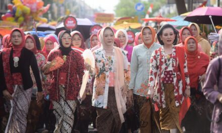 Peringati Hari Ibu, Bupati Tiwi Ikuti Parade Berkebaya Bersama 3551 Perempuan Purbalingga