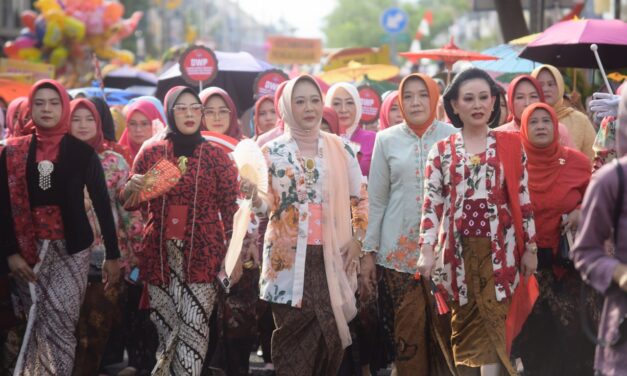 Peringati Hari Ibu, Bupati Tiwi Ikuti Parade Berkebaya Bersama 3551 Perempuan Purbalingga