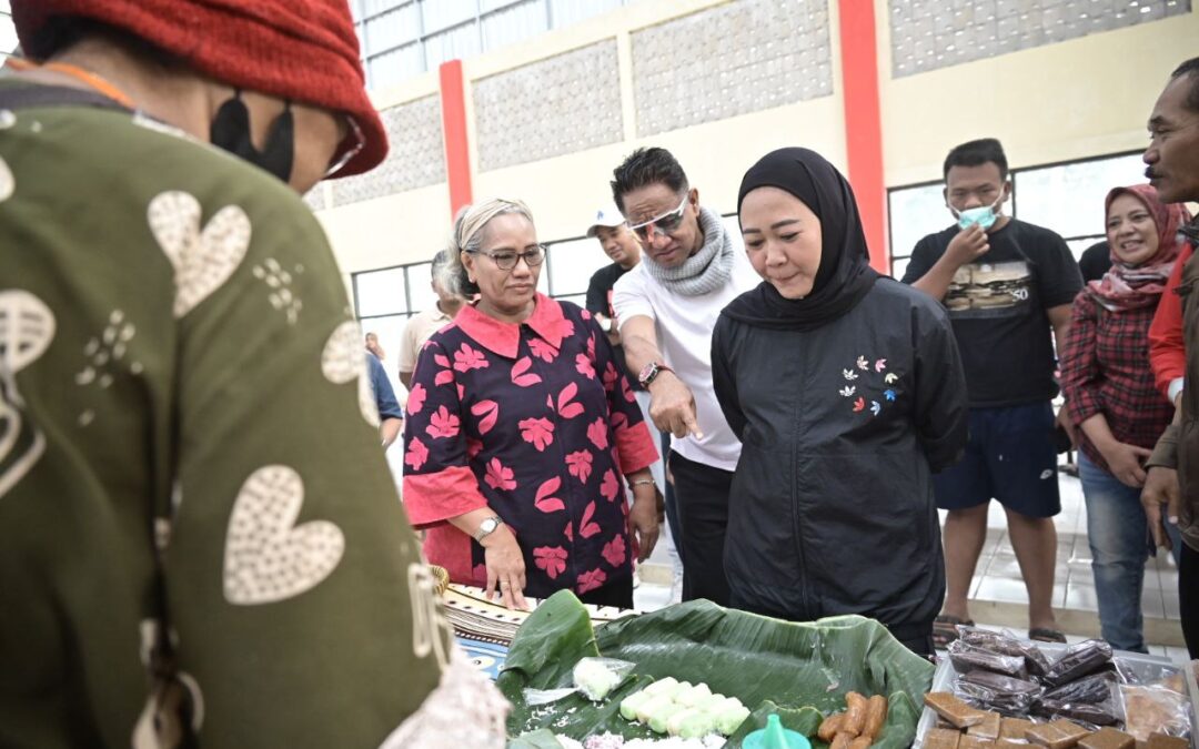 Sambangi Pasar Badog, Bupati Tiwi dan Andre Hehanussa Borong Jajanan Pasar