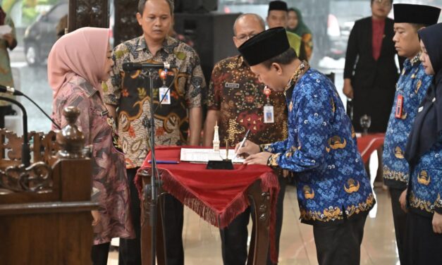Awal Tahun 2024, Bupati Tiwi Lantik 34 Pejabat Administrator