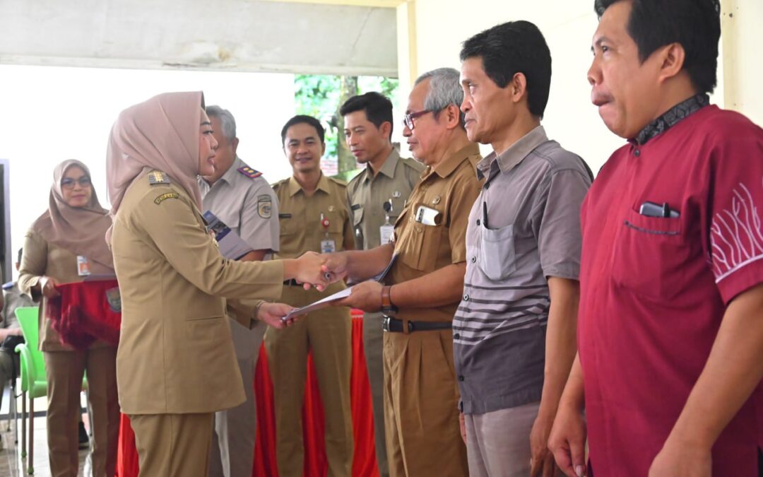 Perkuat Hak Milik Tanah, Bupati Tiwi bersama BPN Serahkan 1002 Sertifikat Program PTSL di Desa Karangsari