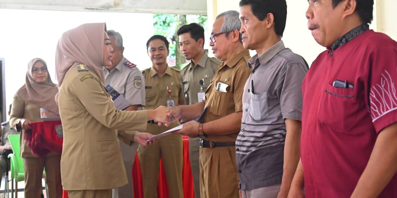 Perkuat Hak Milik Tanah, Bupati Tiwi bersama BPN Serahkan 1002 Sertifikat Program PTSL di Desa Karangsari