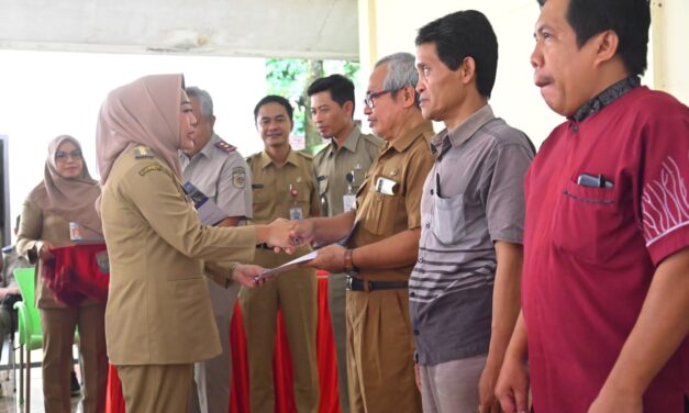 Perkuat Hak Milik Tanah, Bupati Tiwi bersama BPN Serahkan 1002 Sertifikat Program PTSL di Desa Karangsari