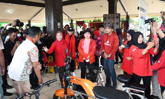 Kunjungi Purbalingga, Puan Maharani Borong Produk UMKM Ecoprint sampai Sepeda Listrik