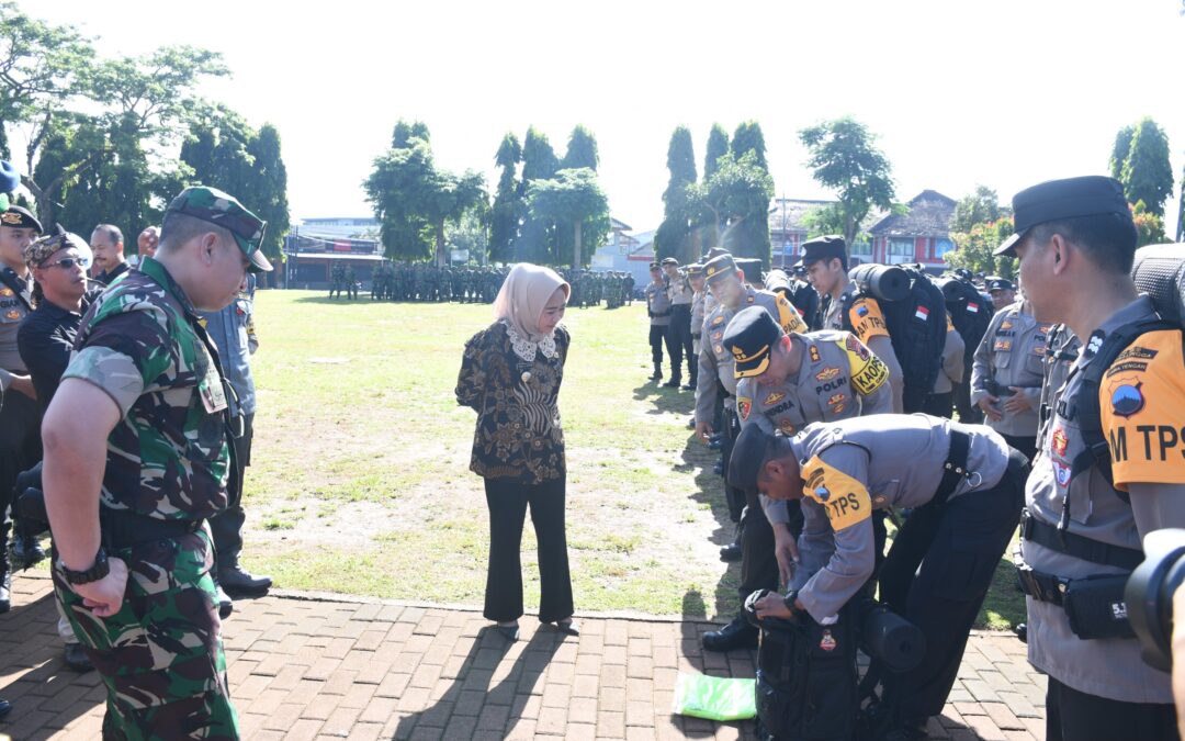 Apel Pengamanan TPS, Bupati Tiwi Serahkan 5928 Personil Linmas