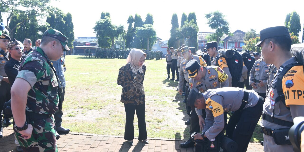 Apel Pengamanan TPS, Bupati Tiwi Serahkan 5928 Personil Linmas