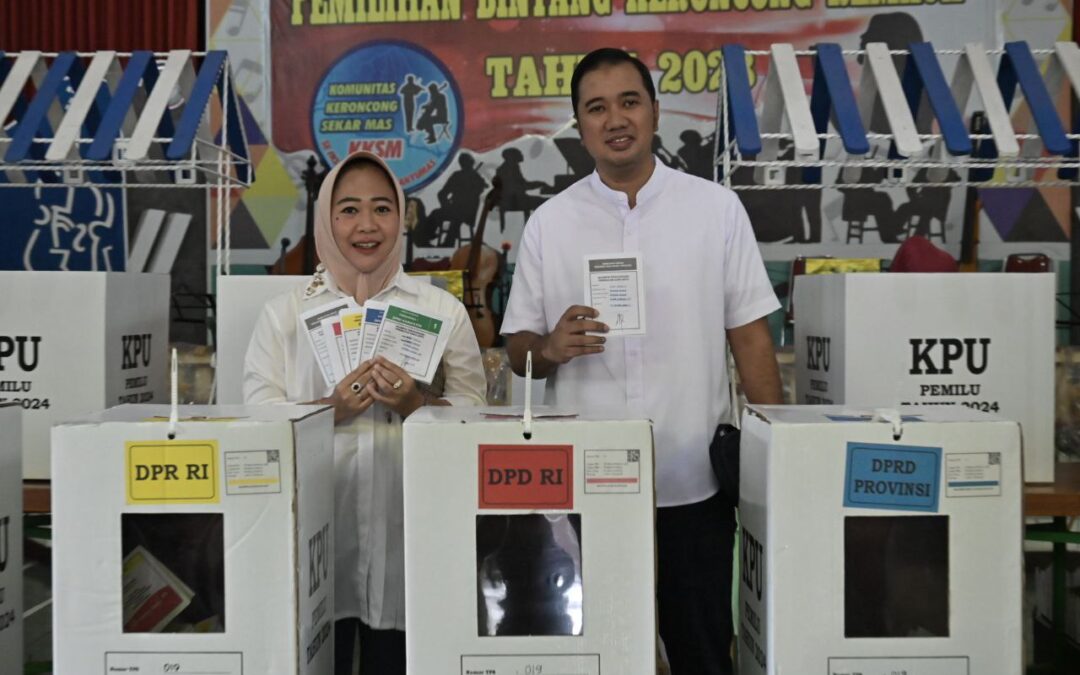 Bupati – Wakil Bupati Nyoblos di TPS 19 dan 009, Bupati Tiwi : Semoga Aman, Damai dan Kondusif