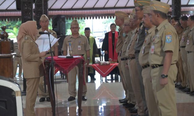 Penyegaran, Bupati Tiwi Rotasi 7 Pejabat Eselon II