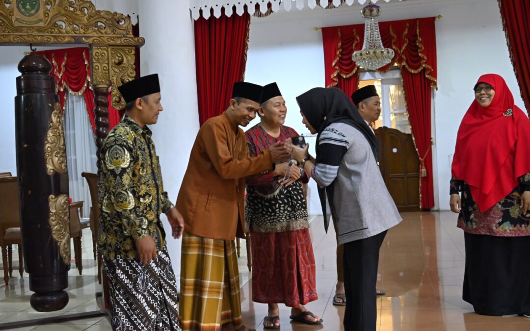 Lepas Keberangkatan Penerima Umrah Gratis, Bupati Tiwi Titip Do’akan Kebaikan Purbalingga