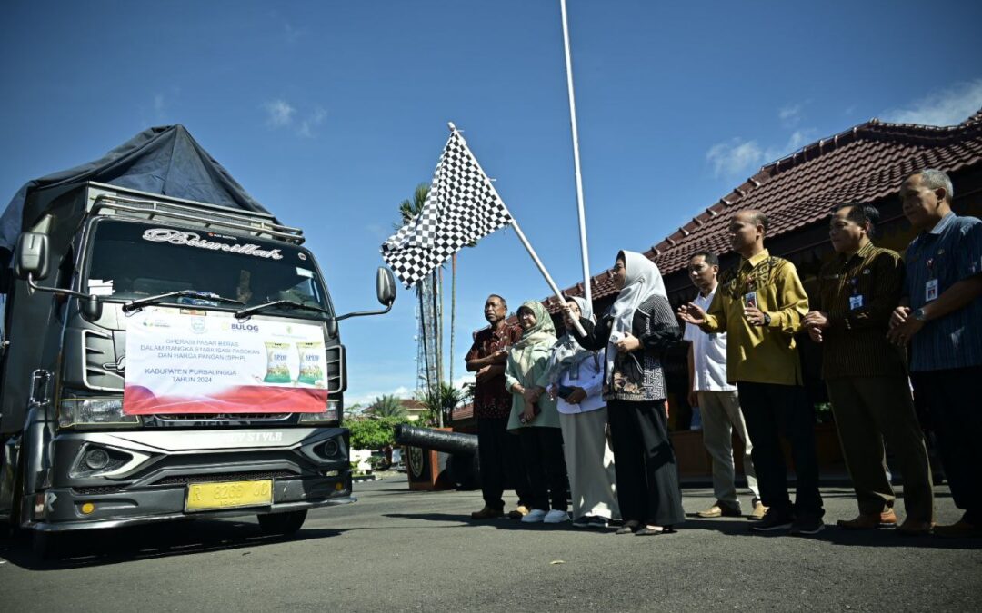 Stabilisasi Harga Beras, Bupati Tiwi Gandeng Bulog dan Puspahastama Gelar Operasi Pasar