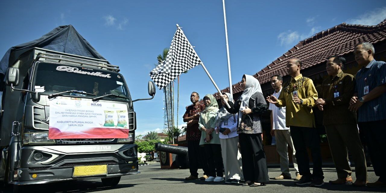 Stabilisasi Harga Beras, Bupati Tiwi Gandeng Bulog dan Puspahastama Gelar Operasi Pasar