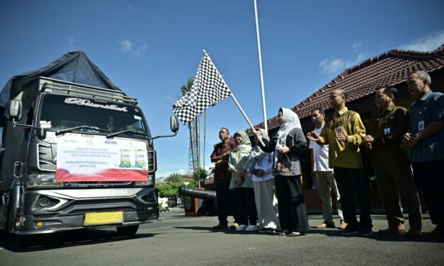 Stabilisasi Harga Beras, Bupati Tiwi Gandeng Bulog dan Puspahastama Gelar Operasi Pasar