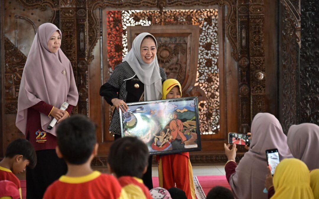 Digerudug Ratusan Anak PAUD, Bupati Tiwi Ajak Keliling Lingkungan Kantor Bupati