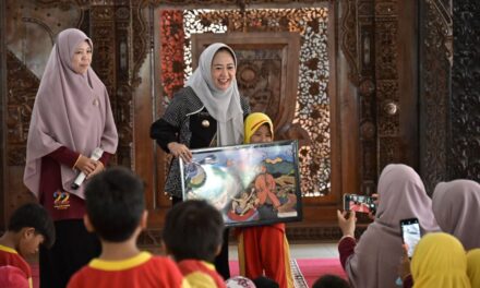 Digerudug Ratusan Anak PAUD, Bupati Tiwi Ajak Keliling Lingkungan Kantor Bupati