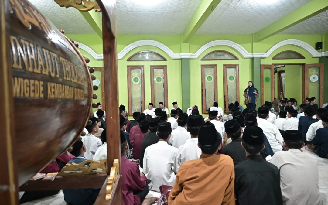Tarawih Keliling, Bupati Tiwi Beri Motivasi Para Santri Minhajut Tholabah