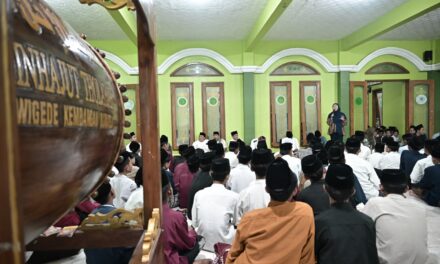 Tarawih Keliling, Bupati Tiwi Beri Motivasi Para Santri Minhajut Tholabah