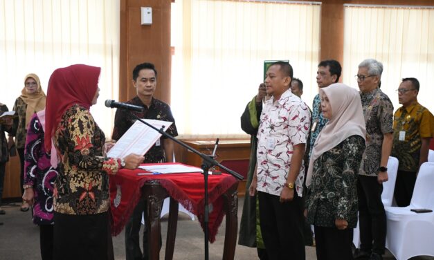 Sekda Lantik 2 Pejabat Administrator Dinpendukcapil dan Inspektorat