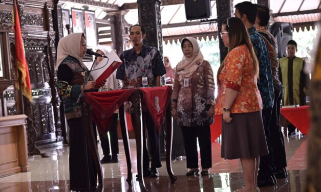 Lantik 85 Pejabat, Bupati Tiwi Ingatkan ASN Kompak dan Hilangkan Ego Sektoral