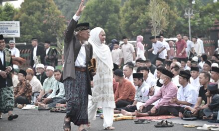 Salat Ied 1445 H, Bupati Tiwi: Jadikan Momentum Mempererat Silahturahmi