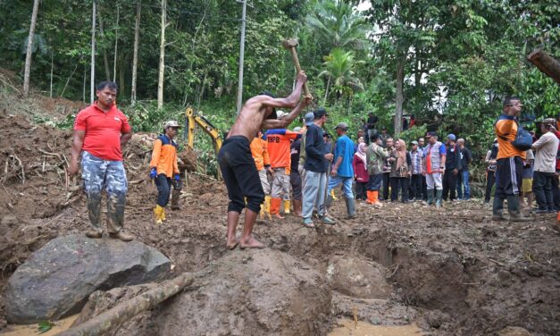 Bupati Tiwi Beri Santunan 4 Keluarga Terdampak Longsor di Kaliori