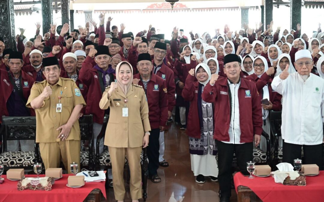 Lepas Jemaah Calon Haji, Bupati Tiwi Titip Jaga Citra Positif Purbalingga