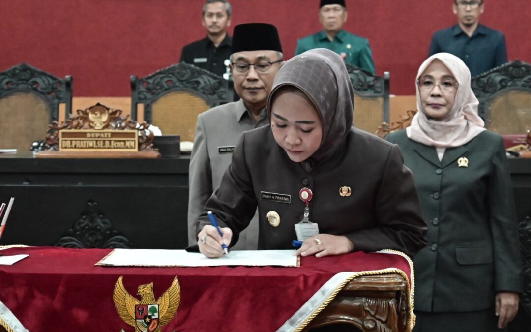 Bupati Tiwi dan DPRD Setujui Raperda Fasilitasi Pengembangan Pesantren Menjadi Perda
