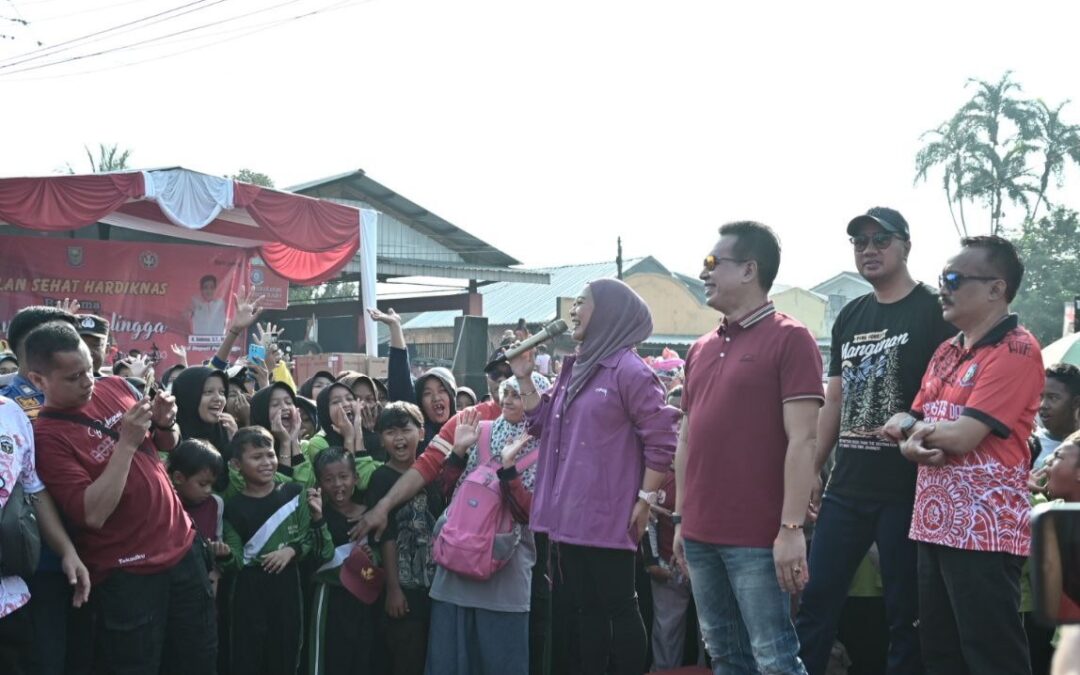 Jalan Sehat Hardiknas, Bupati Tiwi : Momentum Tingkatkan Kebersamaan dan Kekompakan Tenaga Pendidik