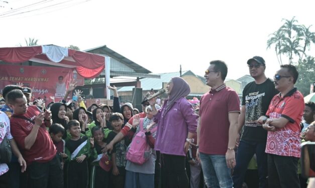 Jalan Sehat Hardiknas, Bupati Tiwi : Momentum Tingkatkan Kebersamaan dan Kekompakan Tenaga Pendidik