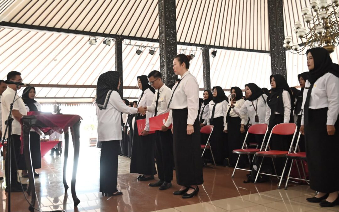 Lantik 285 ASN, Bupati Tiwi : ASN Tidak Boleh “Old School”