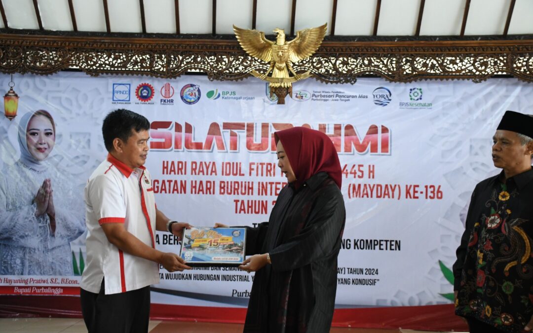 Peringatan Hari Buruh, Bupati Tiwi Serahkan Tiket Wisata Gratis Untuk Ratusan Ribu Karyawan Pabrik di Purbalingga