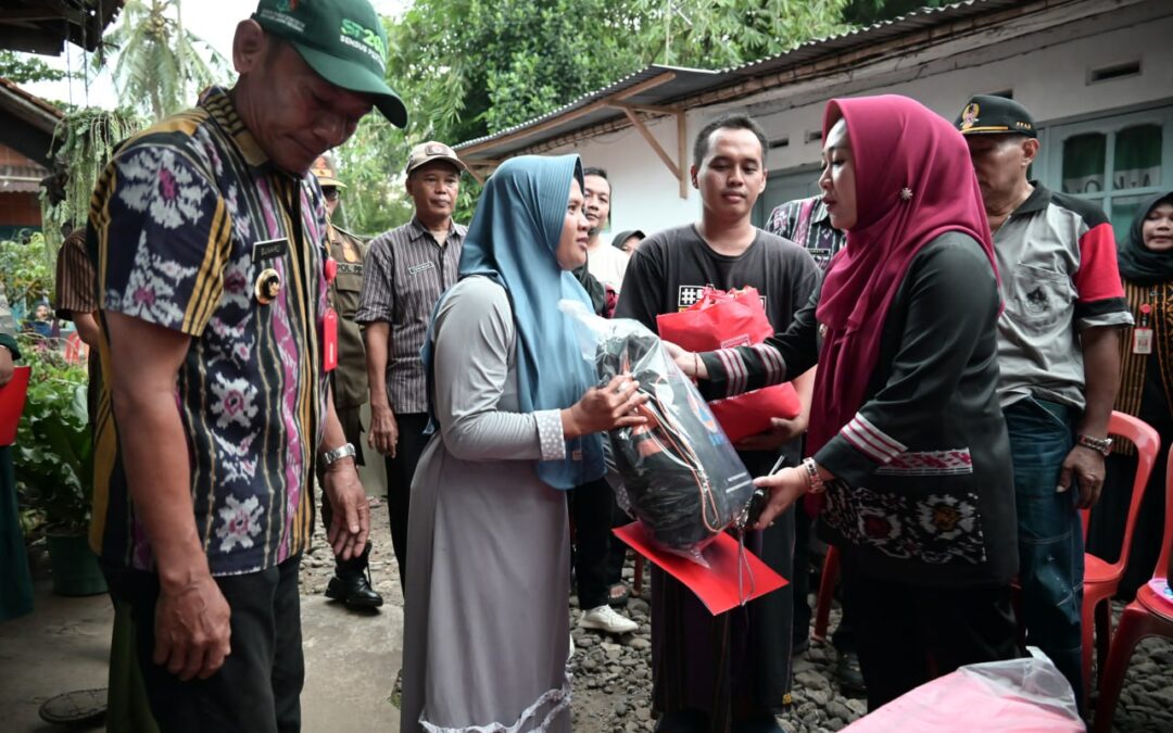 Bupati Tiwi Santuni 2 Keluarga Korban Kebakaran di Karangjambe