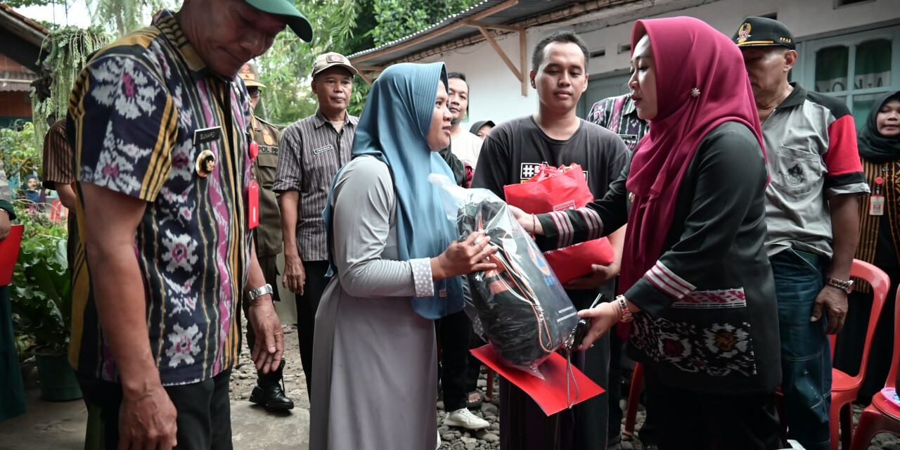 Bupati Tiwi Santuni 2 Keluarga Korban Kebakaran di Karangjambe