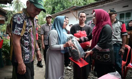 Bupati Tiwi Santuni 2 Keluarga Korban Kebakaran di Karangjambe