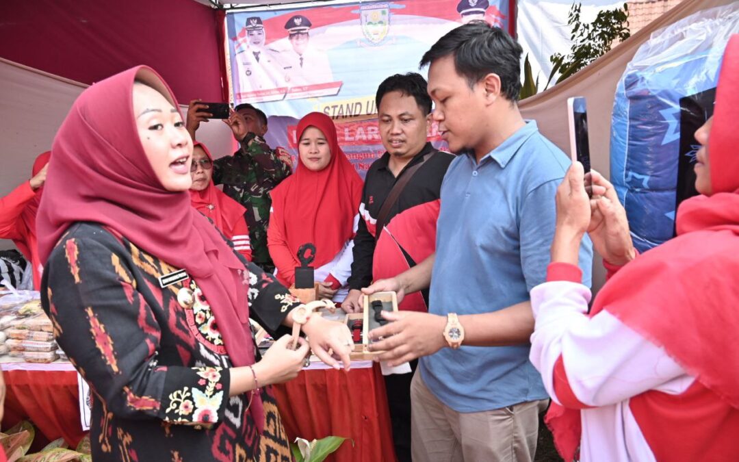 Roadshow Pemulihan Ekonomi di Pengadegan, Bupati Tiwi Kagumi Kerajian Jam Tangan Kayu