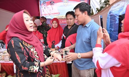 Roadshow Pemulihan Ekonomi di Pengadegan, Bupati Tiwi Kagumi Kerajian Jam Tangan Kayu