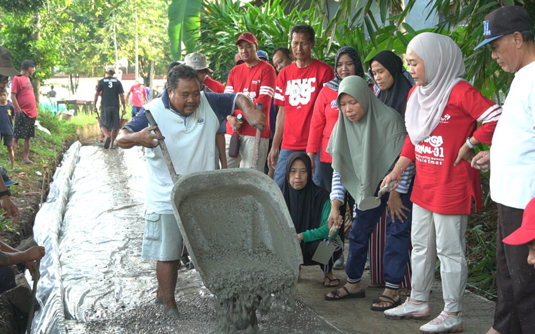 Ikut Kerja Bhakti, Bupati Tiwi Semangati Warga Selesaikan Pembangunan Rabat Beton Menuju Makam