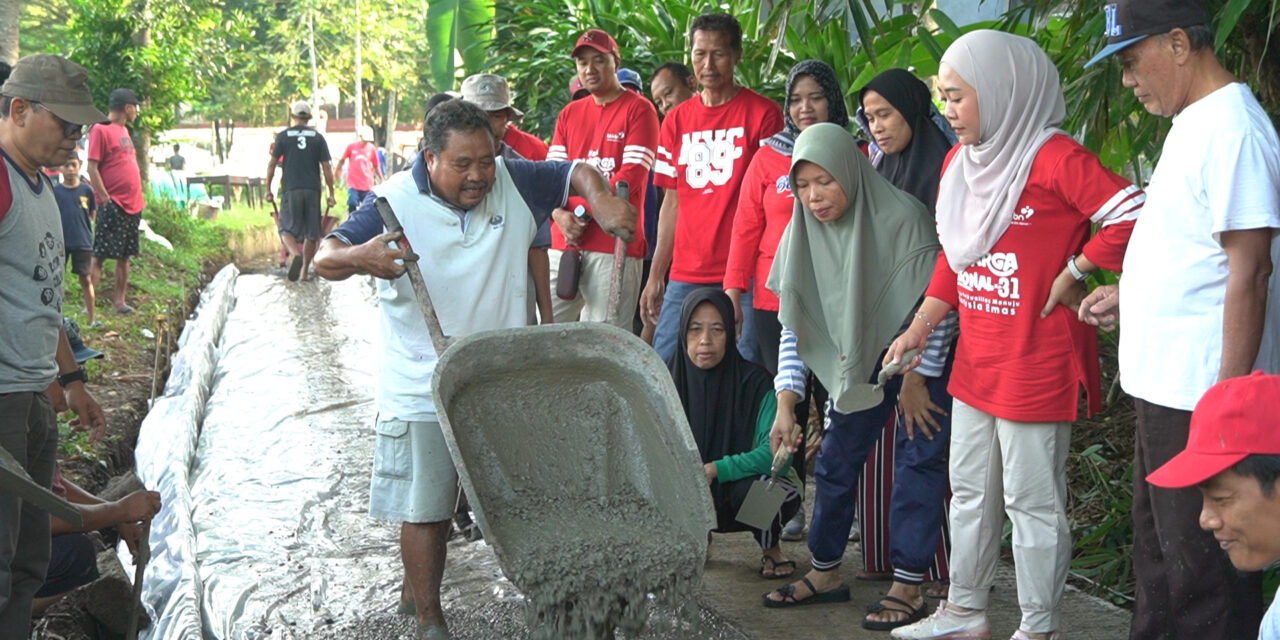 Ikut Kerja Bhakti, Bupati Tiwi Semangati Warga Selesaikan Pembangunan Rabat Beton Menuju Makam