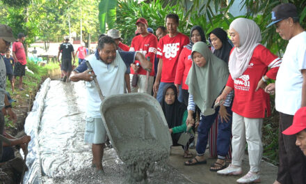 Ikut Kerja Bhakti, Bupati Tiwi Semangati Warga Selesaikan Pembangunan Rabat Beton Menuju Makam