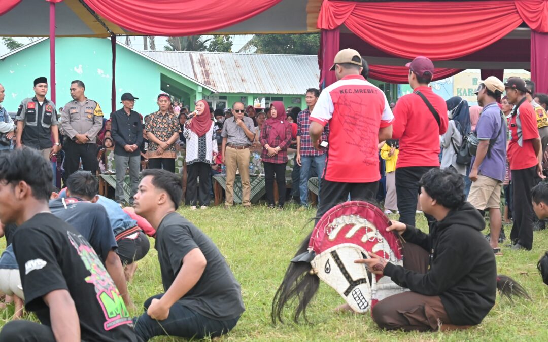 Tanamkan Nilai Pancasila, Bupati Tiwi Apresiasi Gelaran Ebeg Spektakuler