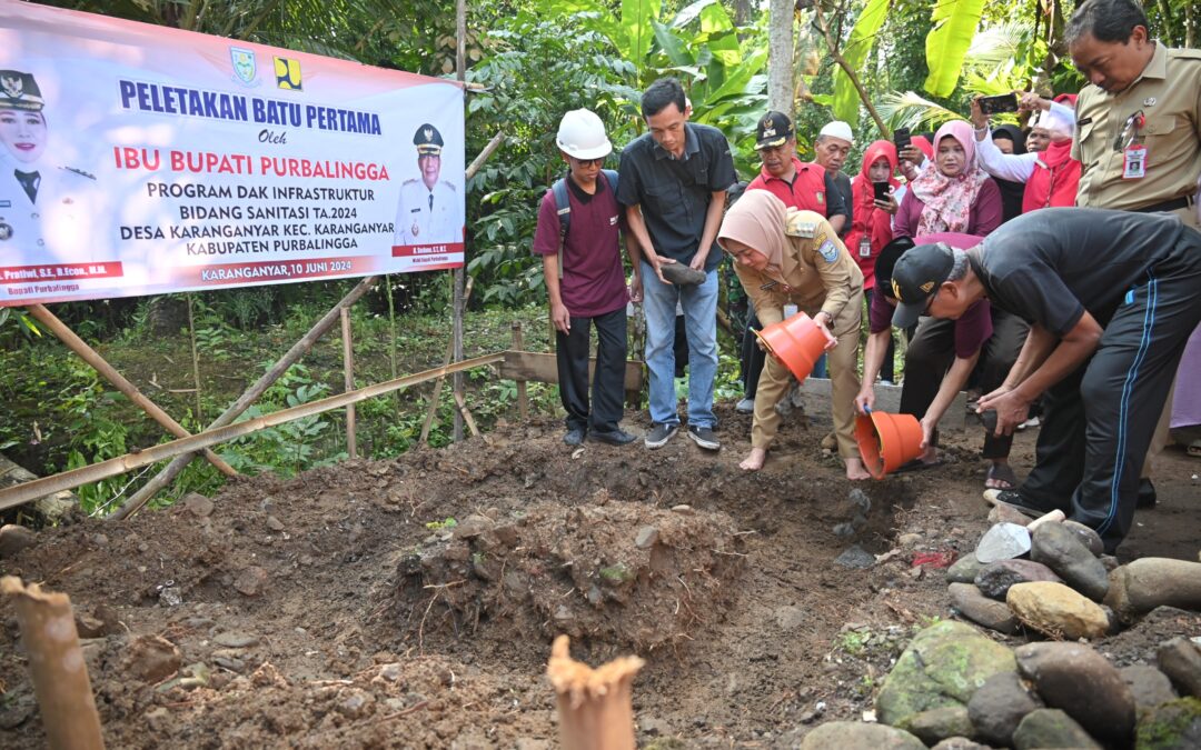 Ciptakan Lingkungan Bersih Bebas Stunting, Bupati Tiwi Memulai Pembangunan SPAL di Desa Karanganyar
