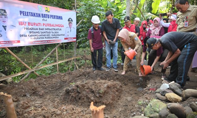 Ciptakan Lingkungan Bersih Bebas Stunting, Bupati Tiwi Memulai Pembangunan SPAL di Desa Karanganyar