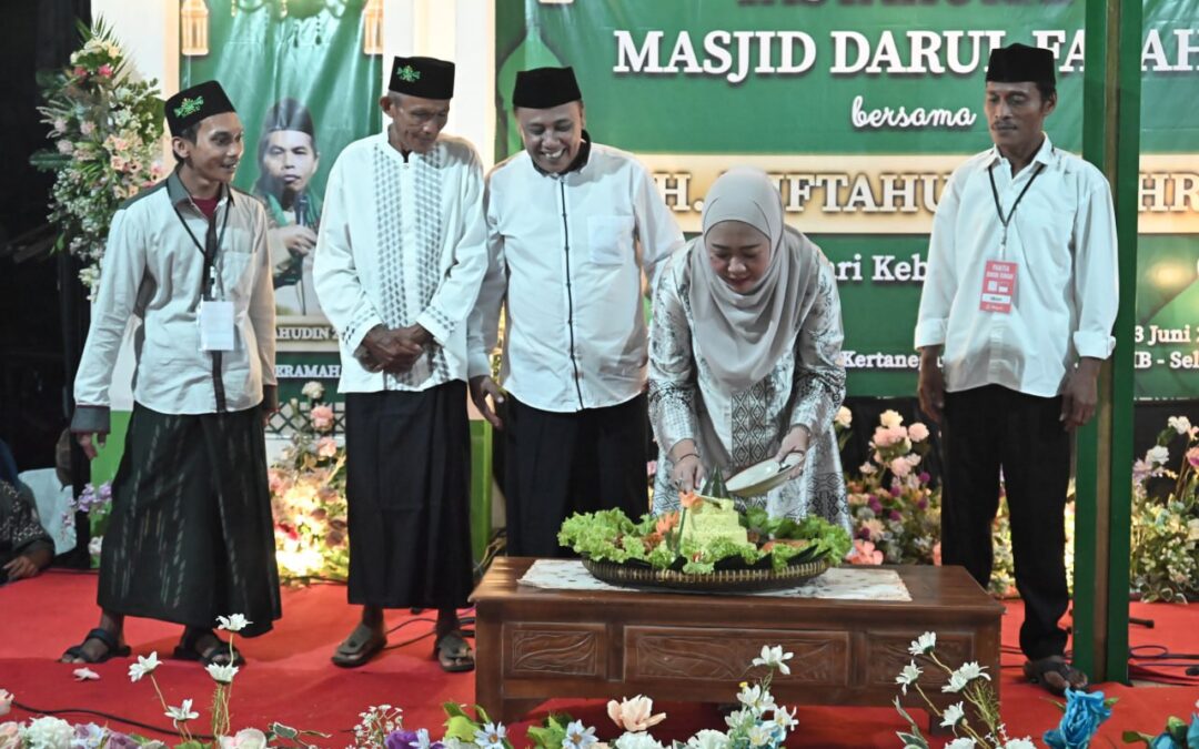 Pengajian Akbar Desa Kasih, Bupati Tiwi : Syiar Islam Harus Terus Dihidupkan