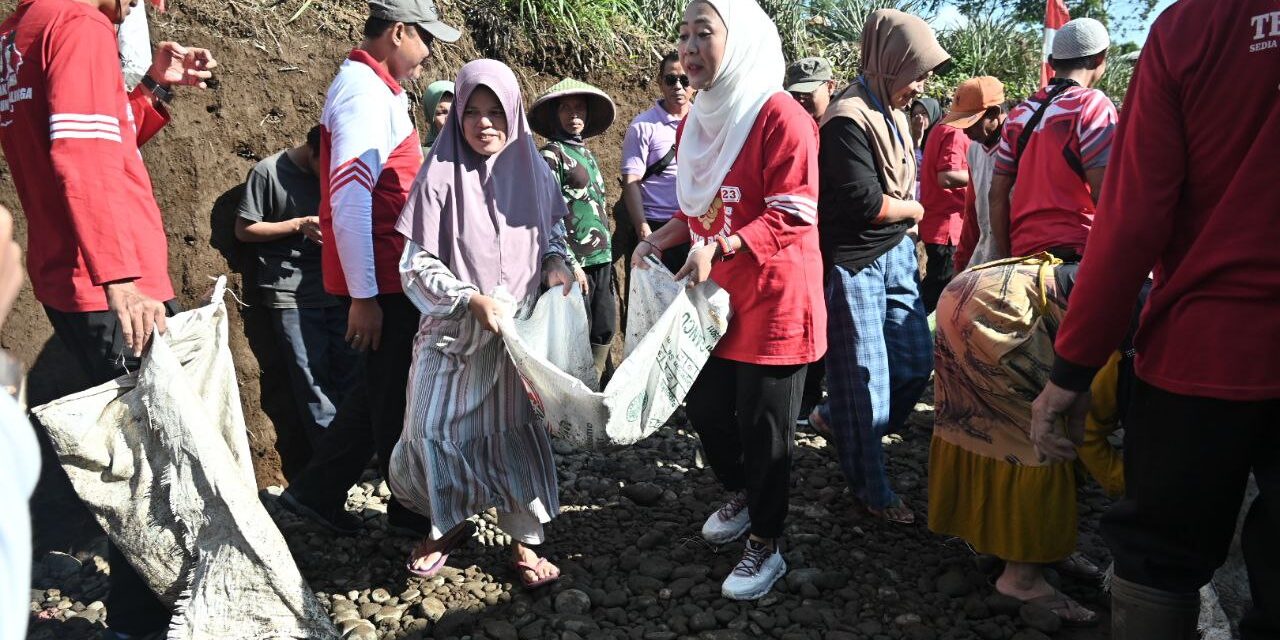 Bupati Tiwi Turut Gotong Royong Bangun Jalan Baru Perkebunan Nanas di Siwarak