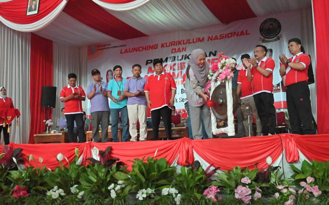 Buka MKKS Cup SMP 2024 dan Launching Kurikulum Nasional, Bupati Tiwi : Tenaga Pendidik SMP Solid Meningkatkan Derajat Pendidikan 