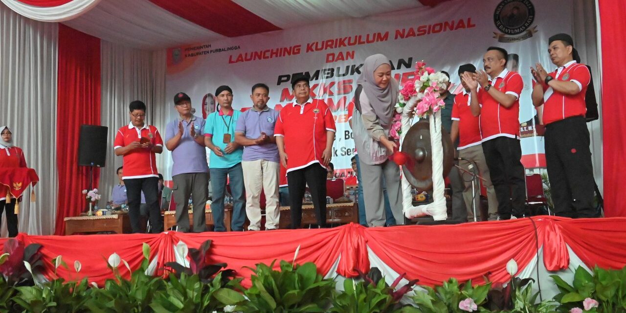 Buka MKKS Cup SMP 2024 dan Launching Kurikulum Nasional, Bupati Tiwi : Tenaga Pendidik SMP Solid Meningkatkan Derajat Pendidikan 