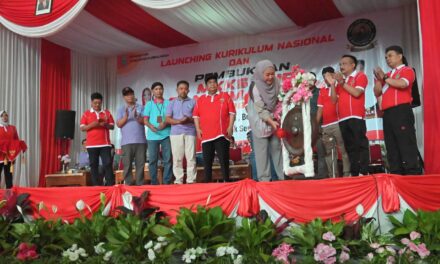 Buka MKKS Cup SMP 2024 dan Launching Kurikulum Nasional, Bupati Tiwi : Tenaga Pendidik SMP Solid Meningkatkan Derajat Pendidikan 