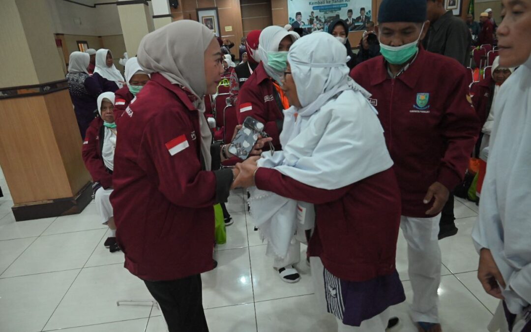 Jemput Kepulangan di Donohudan, Bupati Tiwi Antar 207 Jamaah Haji Kloter 16 Kembali ke Purbalingga