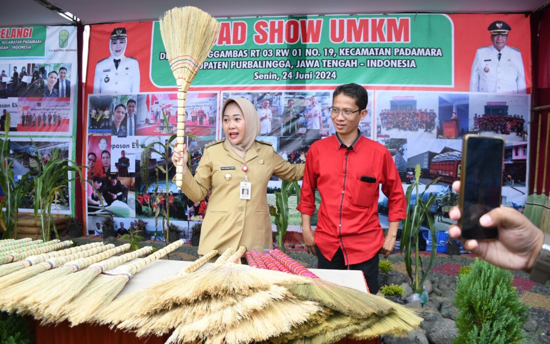 Kunjungi Roadshow Pemuihan Ekonomi Padamara, Bupati Tiwi Kenalkan Sapu Sorgum Kualitas Ekspor